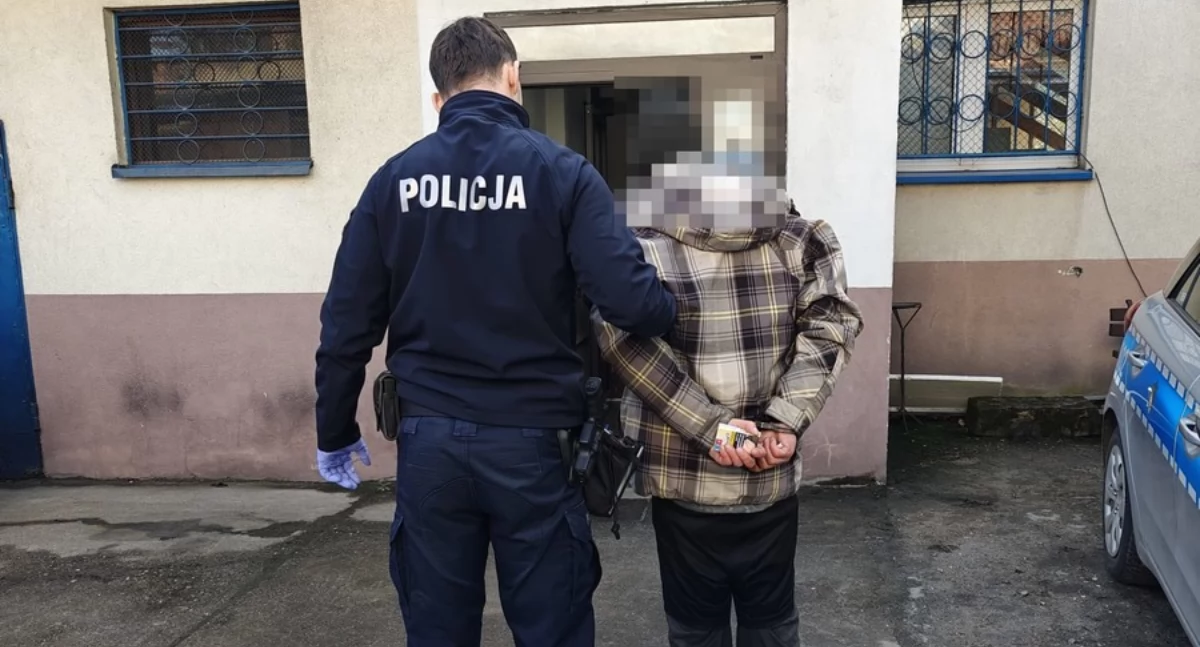 Interwencje, latek Leśnicy osłoną ukradł defibrylator terenu boiska orlik kradzież sprzętu ratującego życie grozi więzienia - zdjęcie, fotografia