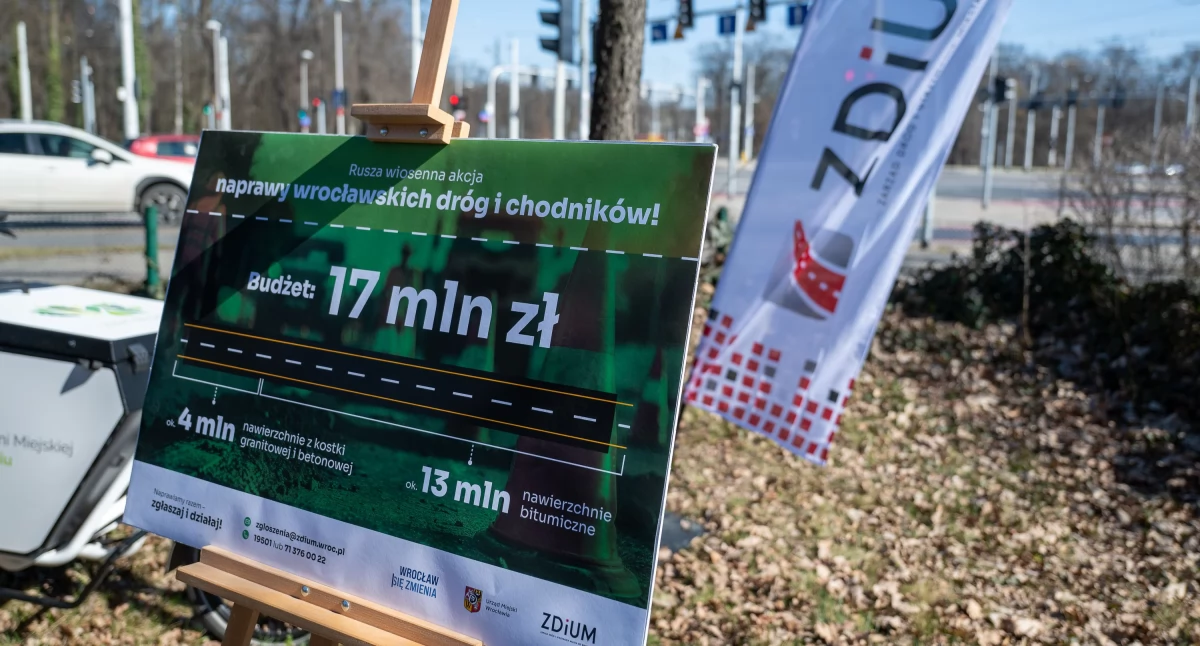 Miasto, Ruszyło wiosenne sprzątanie miasta naprawy porządkowanie chodników zieleńców - zdjęcie, fotografia
