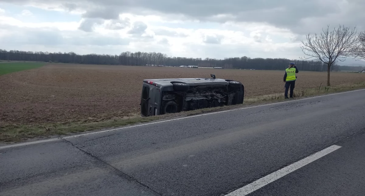 Wypadki drogowe, wypadł jezdni Jedna osoba została poszkodowana - zdjęcie, fotografia