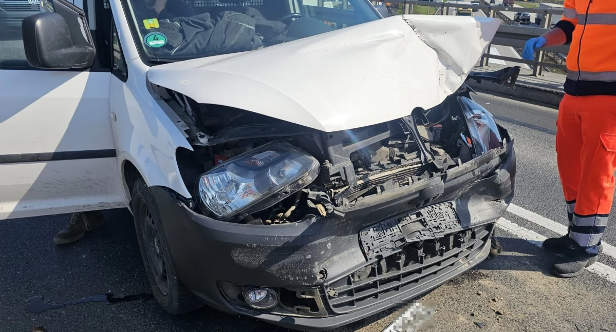 Autostrada A4, Zderzenie dostawczego ciężarówką wiadukcie autostradą gminie Kostomłoty - zdjęcie, fotografia