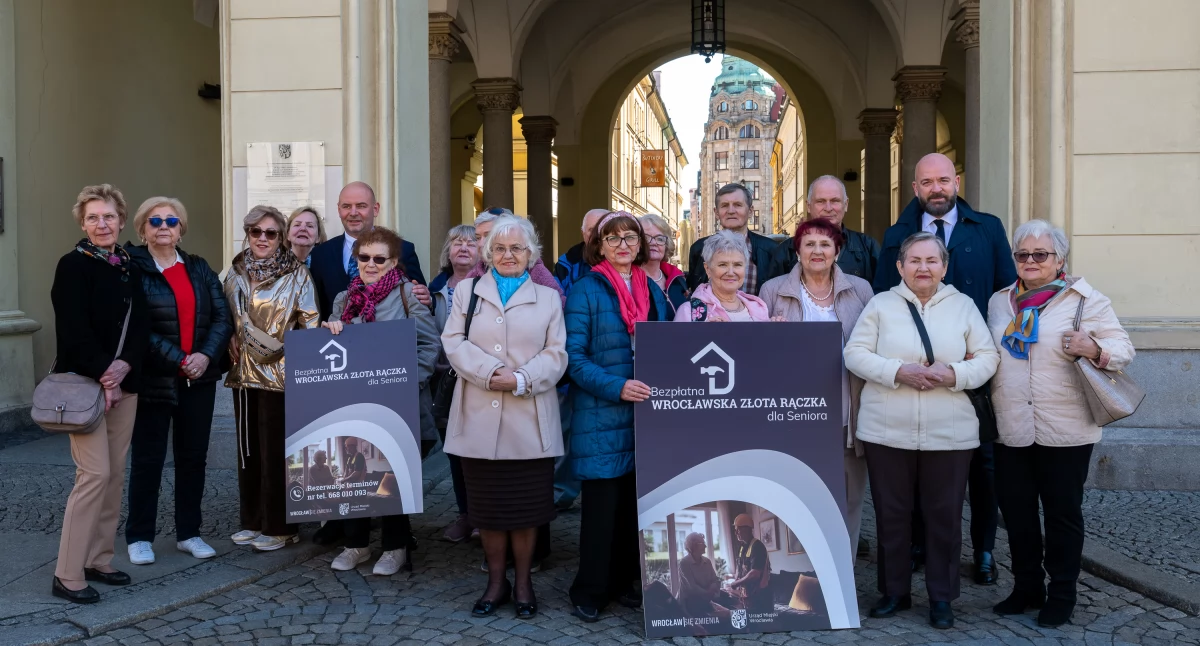 Ludzie, Wrocławska Złota Rączka Seniora rusza program wsparcia osób Wrocławiu - zdjęcie, fotografia