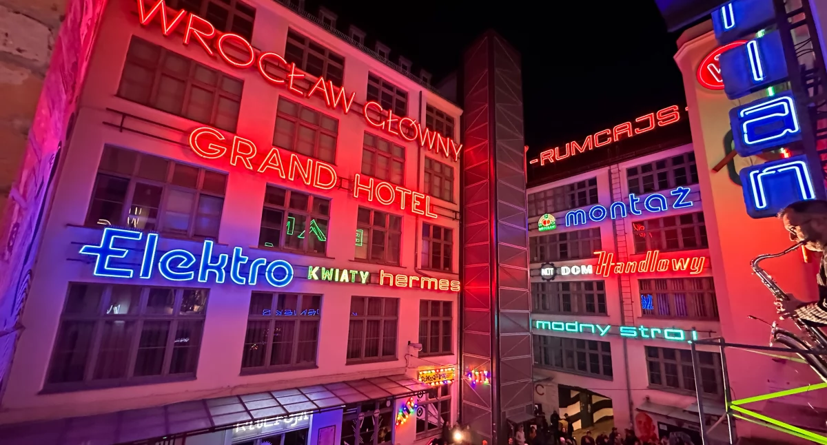 24wroclaw, Jedyna Polsce wystawa historycznych neonów wolnym powietrzu znów świeci pełnym blaskiem - zdjęcie, fotografia