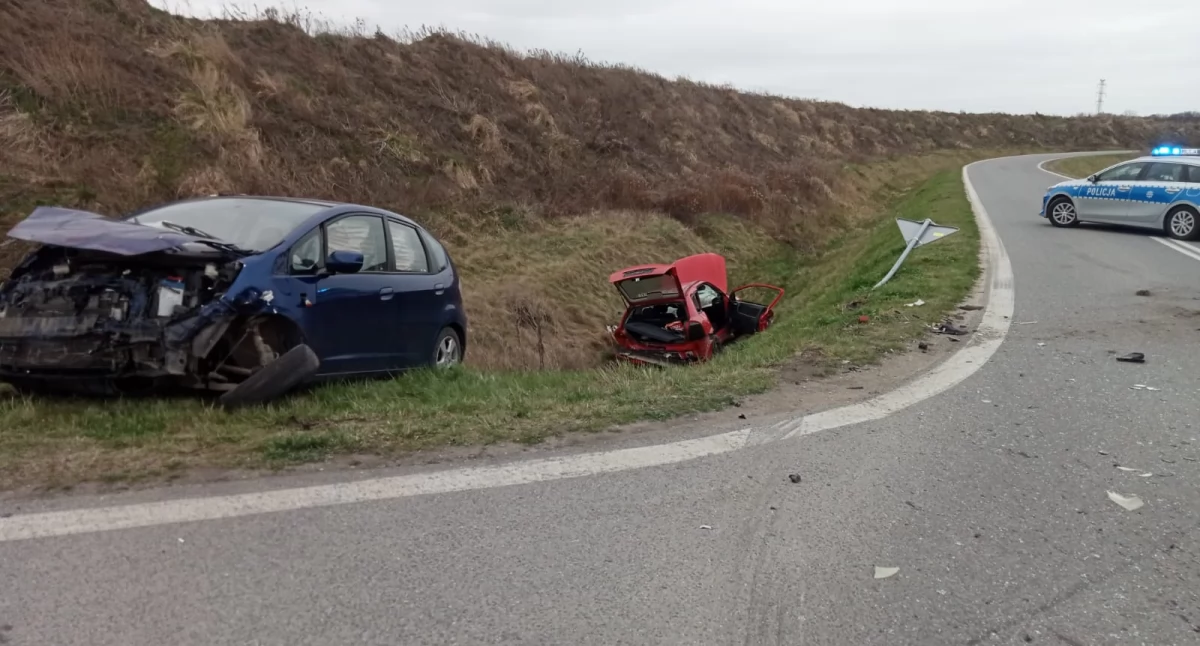 Wypadki drogowe, Groźny wypadek gminie Kąty Wrocławskie Zderzenie dwóch osobowych osoby zabrane szpitala - zdjęcie, fotografia