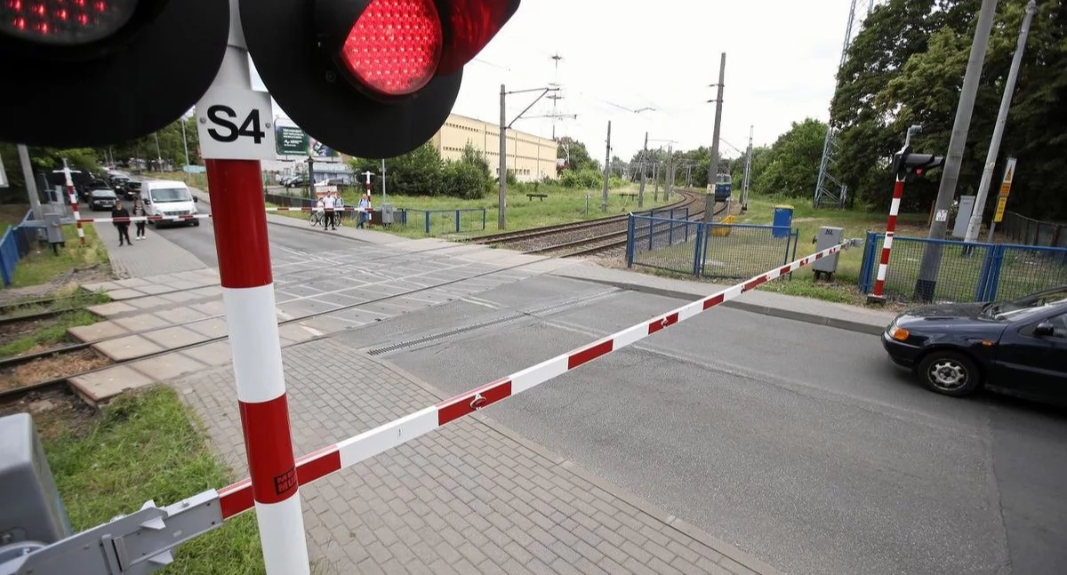 Interwencje, Niebezpieczne zachowanie przejeździe kolejowym Oławie Kierowca ukarany mandatem punktami karnymi - zdjęcie, fotografia