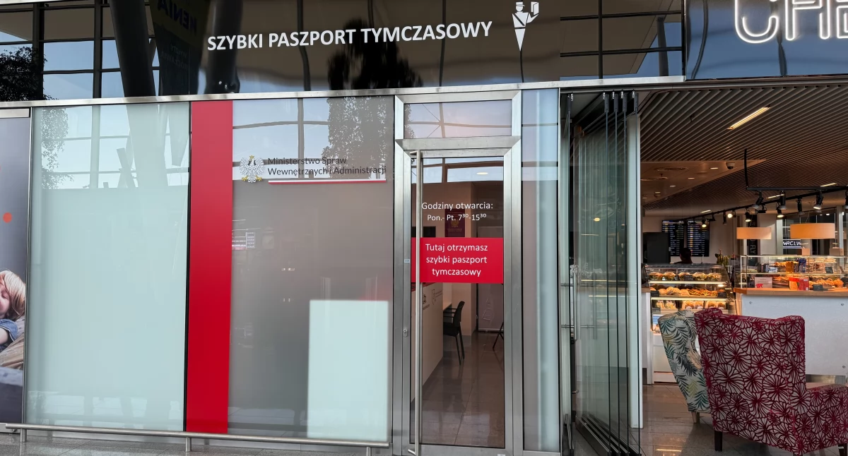24wroclaw, Paszport tymczasowy ręki lotnisku Wrocławiu - zdjęcie, fotografia