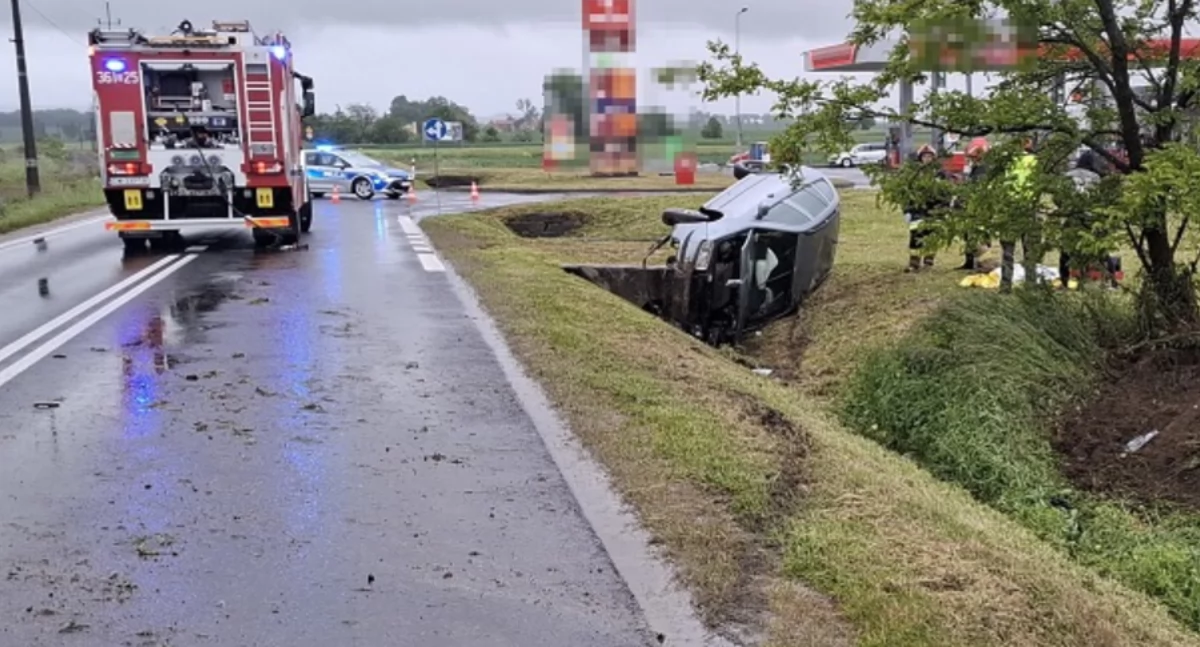 Wypadki drogowe, Zobaczył radiowóz wpadł panikę Pijany Ukrainiec dachował policji Miał ponad promile - zdjęcie, fotografia