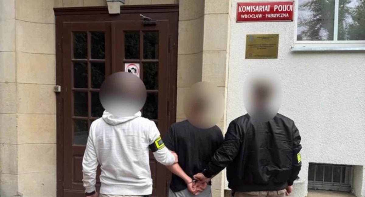 Interwencje, Wrocławscy policjanci zatrzymali mężczyznę który kilka pobił dostawcę jedzenia - zdjęcie, fotografia