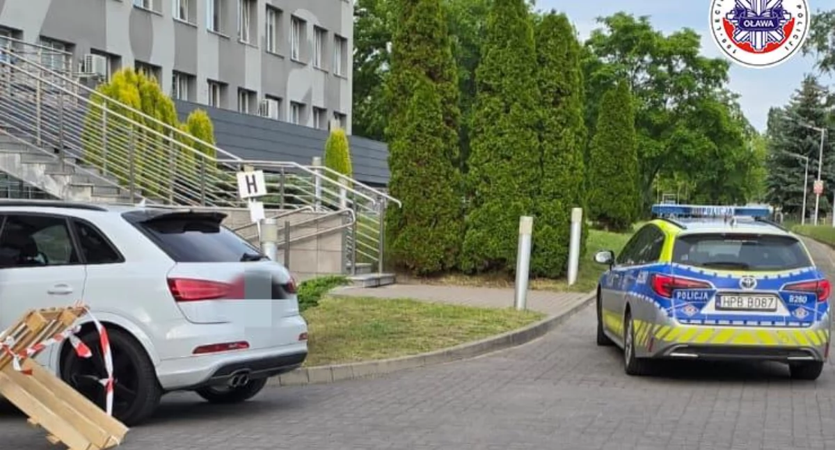 Interwencje, Liczyła każda sekunda Policjanci Oławy eskortowali kobietę stanie zagrożenia życia - zdjęcie, fotografia