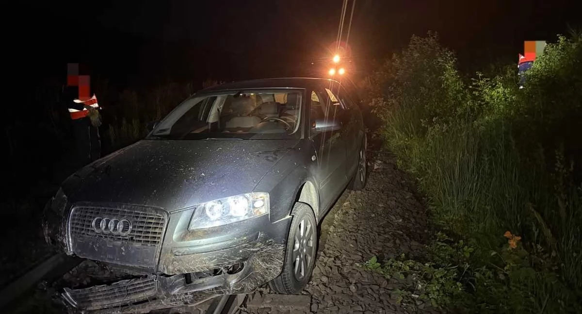 Interwencje, Nietrzeźwy kierowca wjechał porzucił Tylko czujność maszynisty zapobiegła tragedii - zdjęcie, fotografia