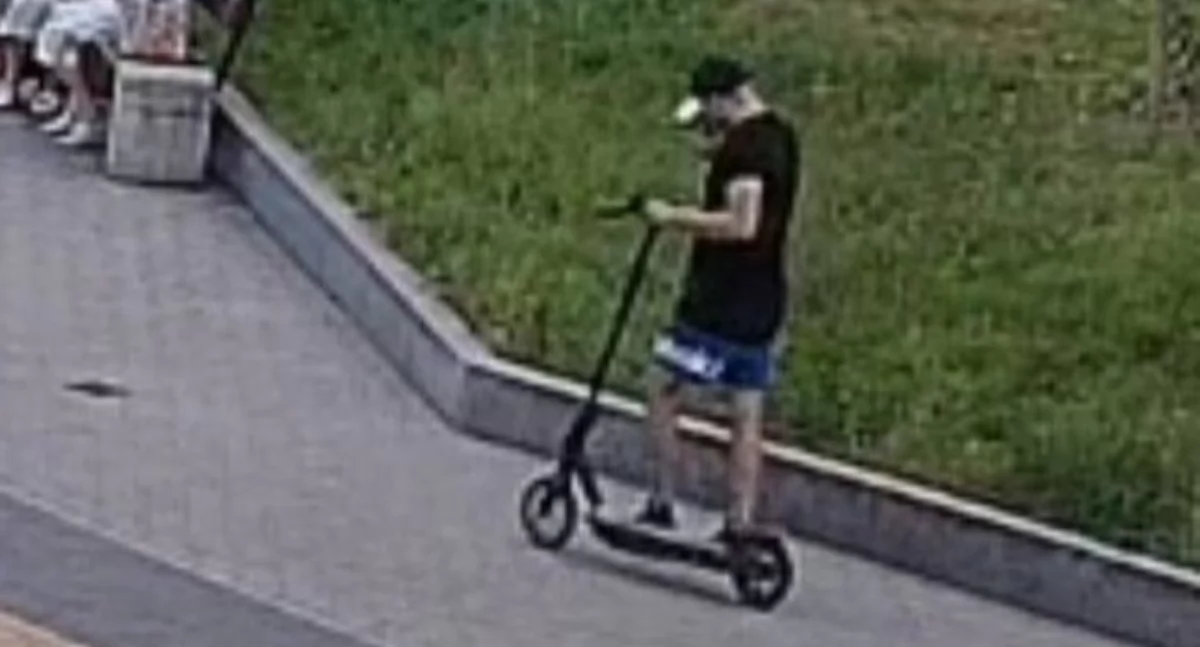 Interwencje, Policja poszukuje sprawcy kradzieży Poruszał hulajnodze zrywał łańcuszki starszym kobietom - zdjęcie, fotografia