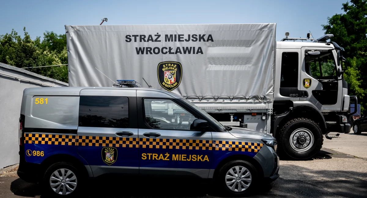 24wroclaw, pojazdy wrocławskiej Straży Miejskiej Miasto stawia bezpieczeństwo nowoczesność - zdjęcie, fotografia