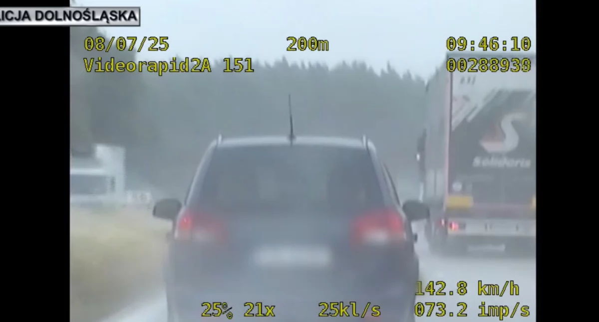 Nietrzeźwy 33-latek nie zatrzymał się do kontroli. Ucieczka zakończona kolizją na A4. Zobacz FILM