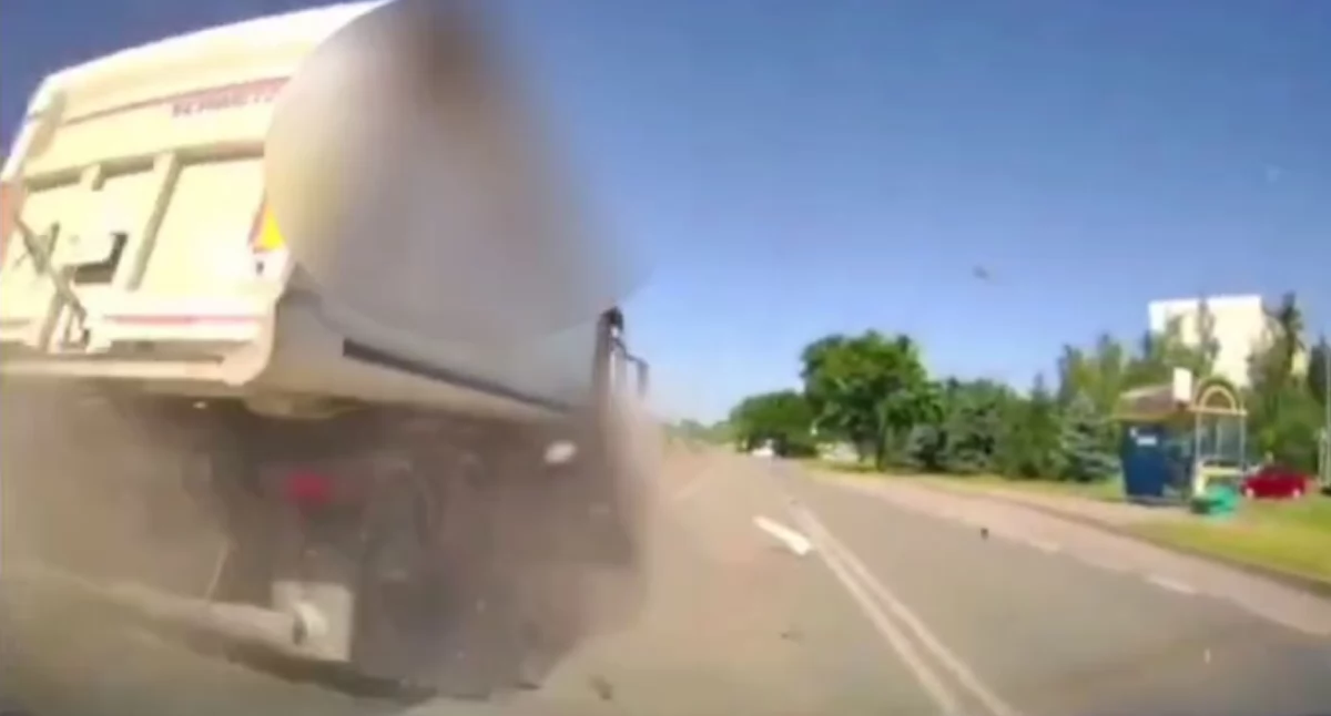 Chwila nieuwagi, która mogła kosztować życie. Groźna kolizja w Jaworze. Kierowca ciężarówki stracił prawo jazdy. FILM