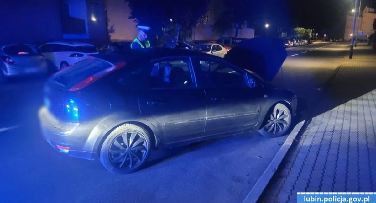 Interwencje, Pchał samochód dziewczyny trafił policyjnej Chciał zdobyć serce stracił prawo jazdy - zdjęcie, fotografia