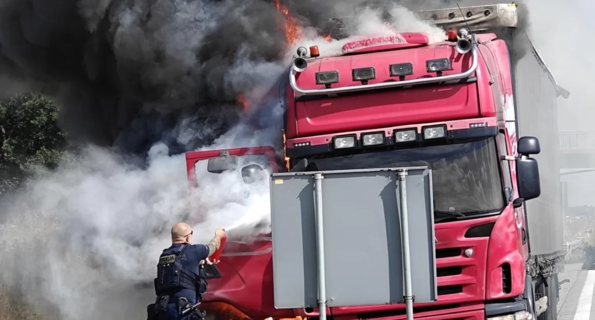 Płonąca ciężarówka na A4. Dzięki sprawnej interwencji funkcjonariuszy SPPP w Legnicy udało się uniknąć tragedii. FILM