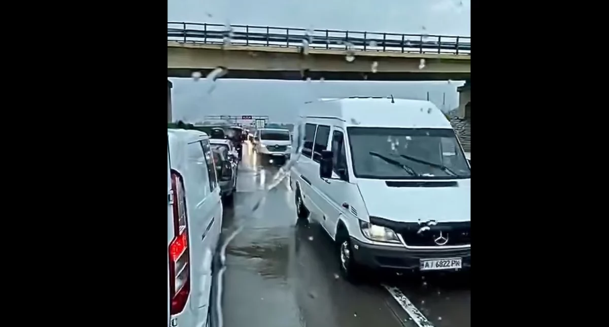 Koszmarny wypadek motocyklisty i skrajna bezmyślność kierowców na A4. Złamali prawo jadąc pod prąd korytarzem życia, a winą obarczyli policję