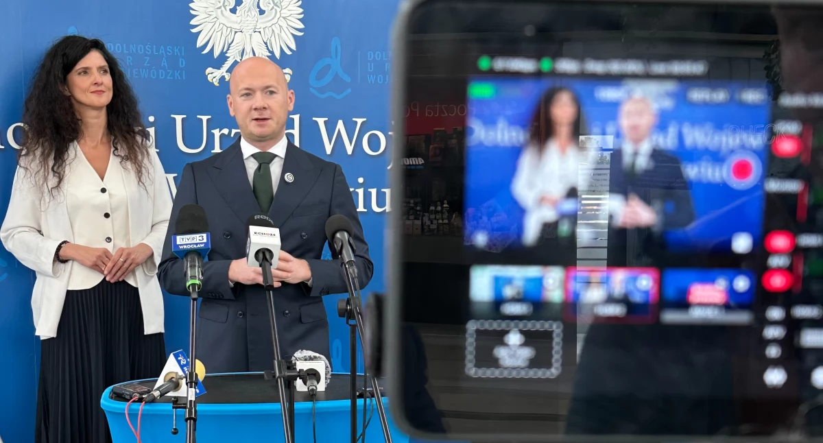 24wroclaw, Paszport biometryczny lotnisku jedyny punkt Polsce - zdjęcie, fotografia