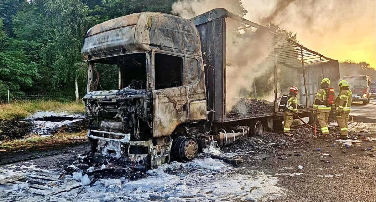 Pijany kierowca ciężarówki spowodował groźny wypadek na A4. Pojazd stanął w płomieniach