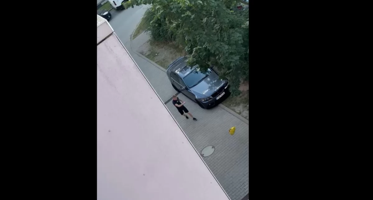 Interwencje, Agresywny mężczyzna Sołtysowickiej Wrocławiu napadzie furii rzucał butelkami kopał zaparkowane samochody - zdjęcie, fotografia