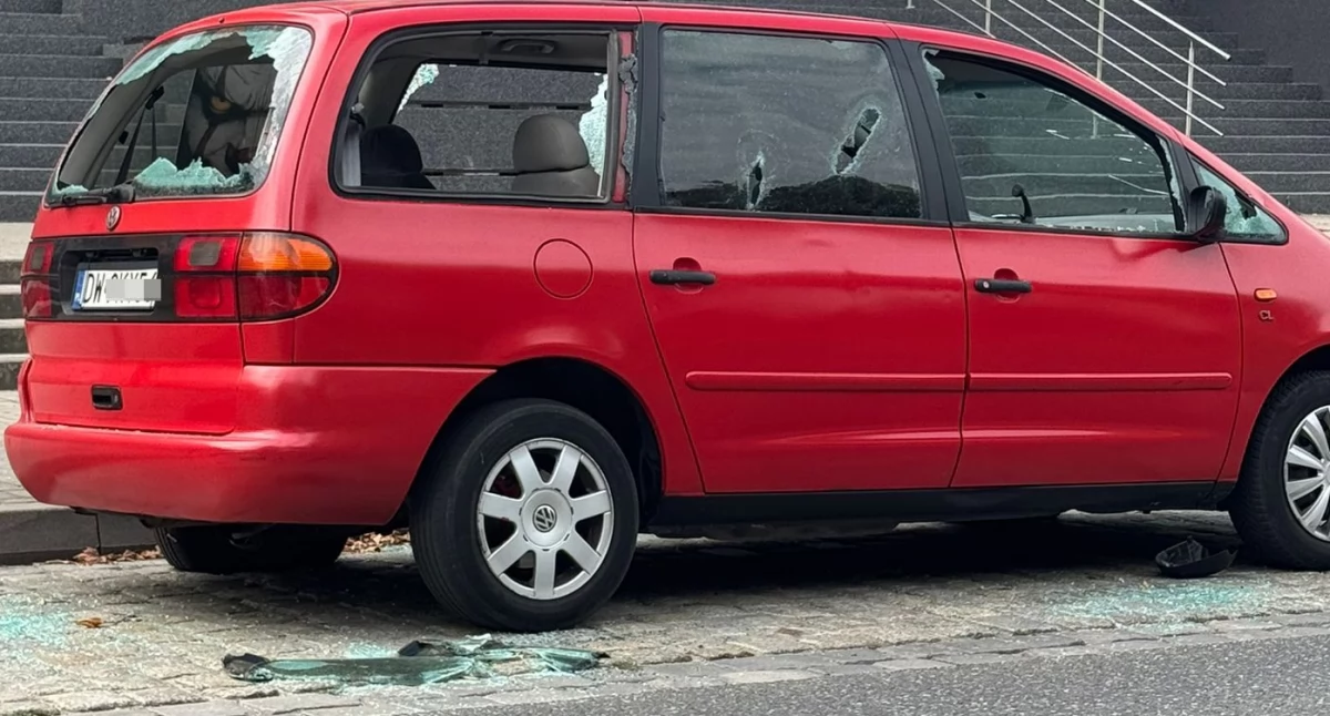 Nocna dewastacja przy Ostrowskiego. Volkswagen roztrzaskany kijem bejsbolowym