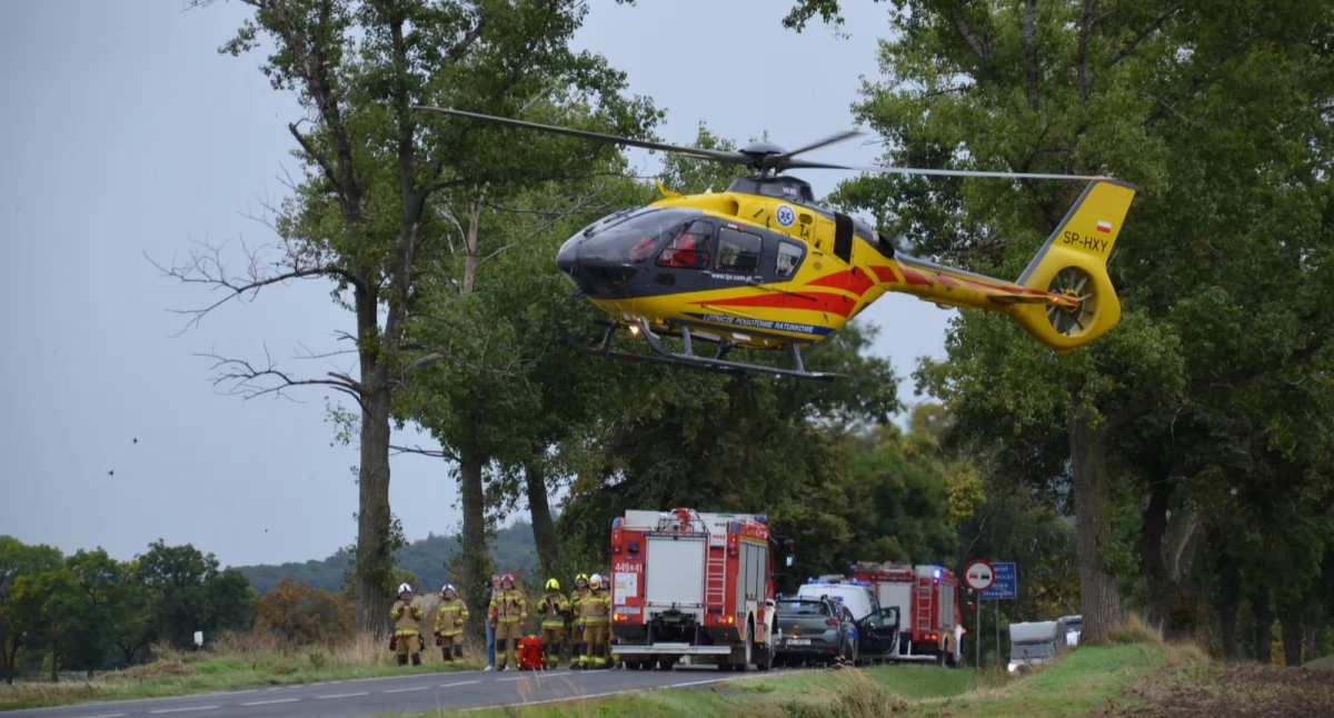 Wypadki drogowe, Poważny wypadek trasie Niedaszów Strzegom Pięć osób rannych miejscu lądował śmigłowiec - zdjęcie, fotografia