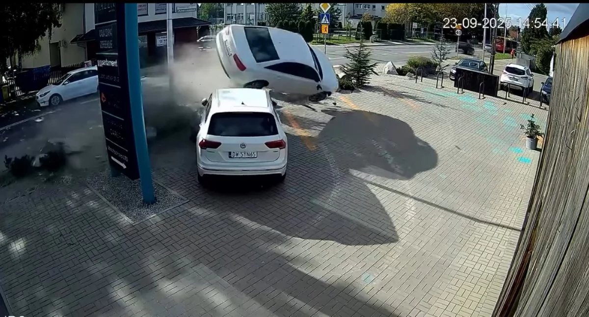 Wypadki drogowe, Sekundy dramatu Kierowca zasłabł przeleciało volkswagenem - zdjęcie, fotografia