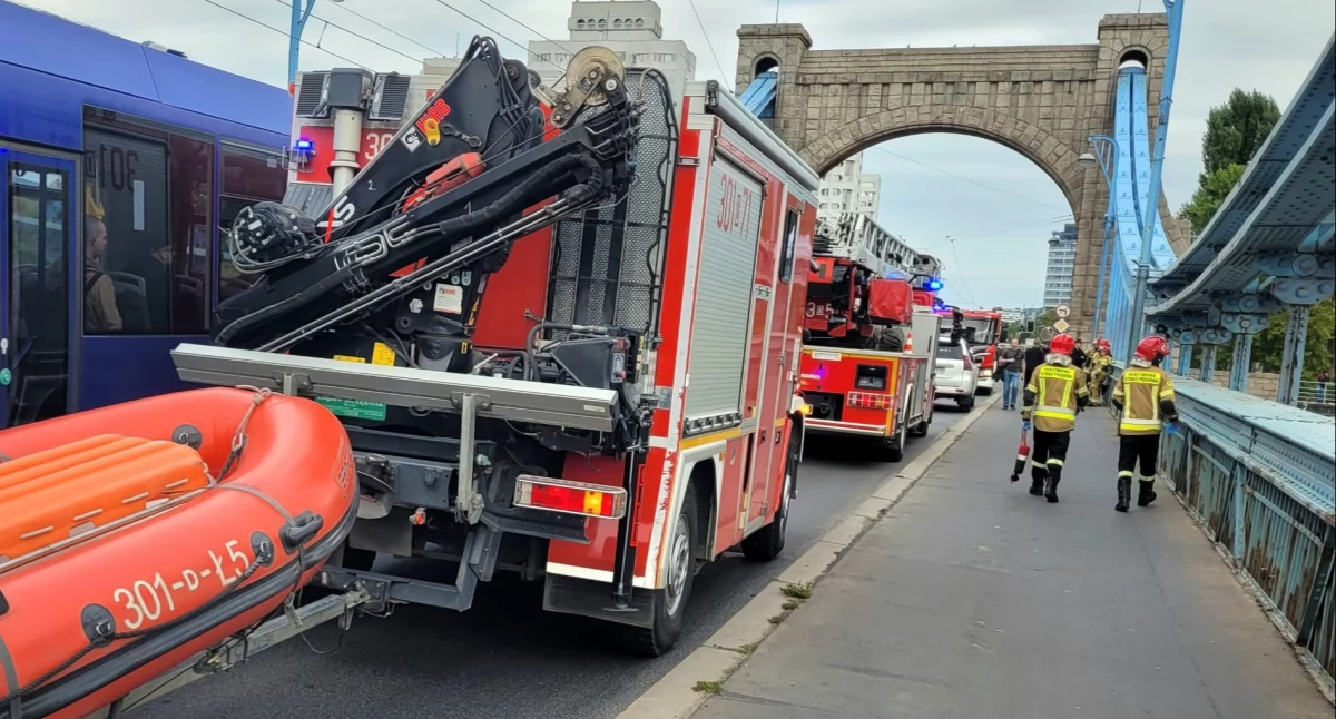 Spacer po barierkach Mostu Grunwaldzkiego. Szybka reakcja WOPR