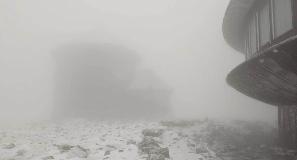 24wroclaw, Śnieżka białym puchem Pierwszy śnieg jesieni Karkonoszach - zdjęcie, fotografia