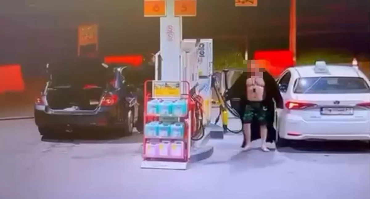 O włos od katastrofy. Mężczyzna w szlafroku i bez butów rozlał i podpalił paliwo na stacji benzynowej. FILM