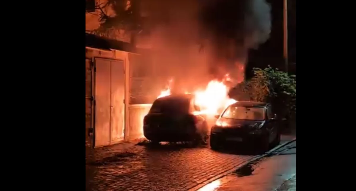 Pożar dwóch aut na ul. Andrzeja Potebni we Wrocławiu. FILM