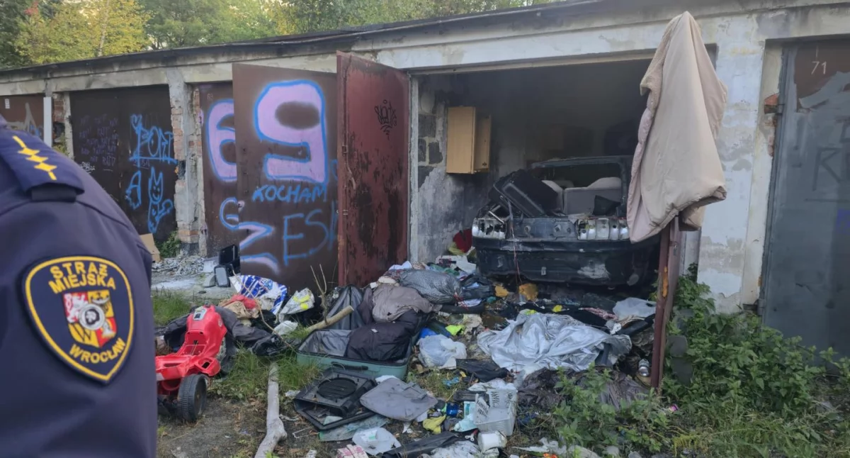 Interwencje, Wrocław garażach Krzykach znaleziono skradzione przed czterema - zdjęcie, fotografia