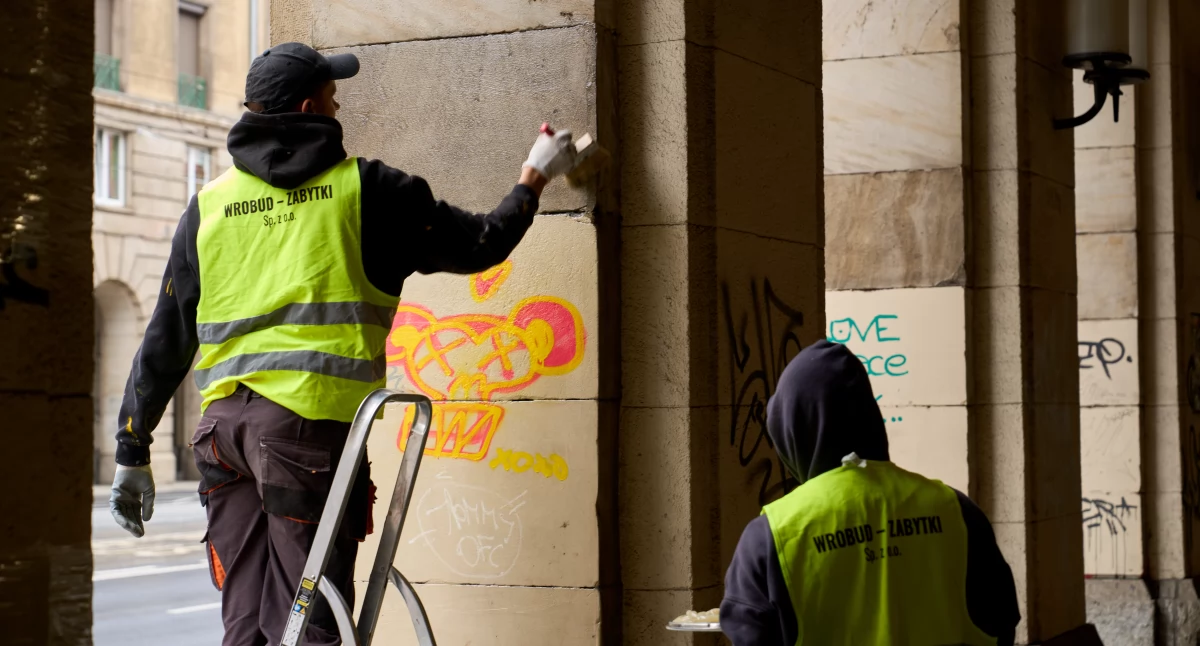 Miasto, Wrocław mówi stanowcze wandalizmowi Tylko wczoraj nielegalne plakaty graffiti zatrzymano osób - zdjęcie, fotografia
