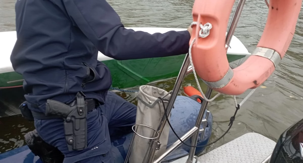 Interwencje, Chwile grozy Odrze Policjanci uratowali trzech żeglarzy - zdjęcie, fotografia
