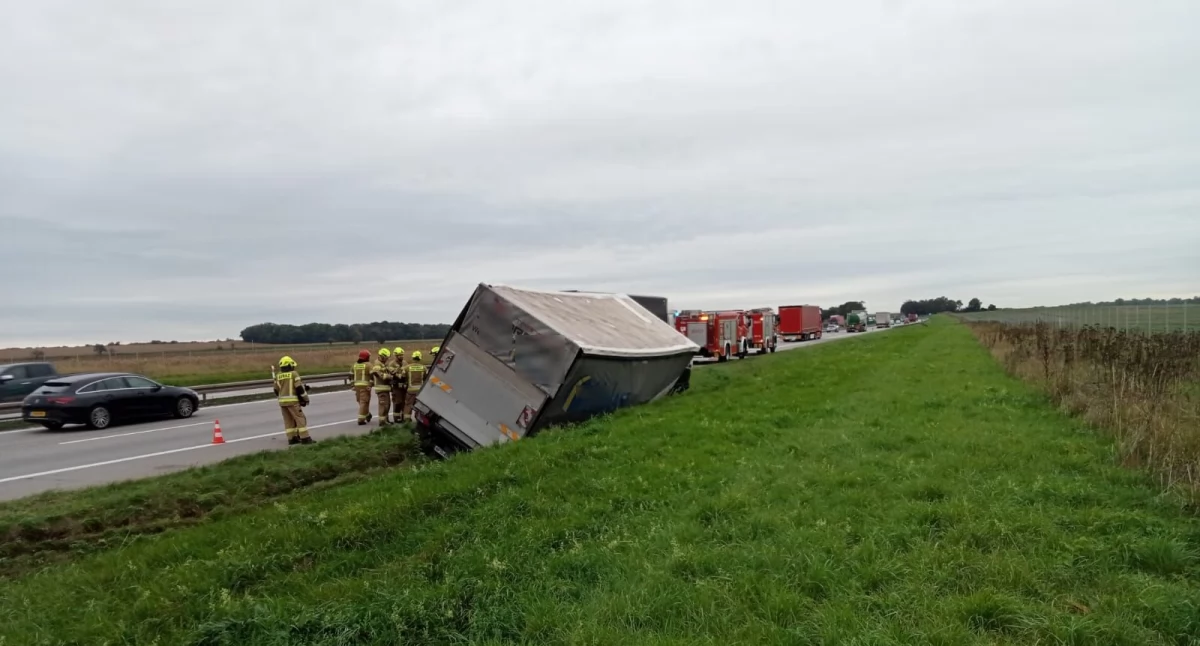 Autostrada A4, Korek Między Pietrzykowicami Kątami ciężarówka wpadła - zdjęcie, fotografia