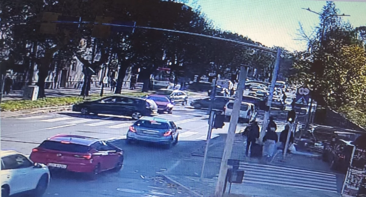 Interwencje, Totalna znieczulica latka leżała jezdni obrażeniami głowy kierowcy omijali przeszkodę - zdjęcie, fotografia