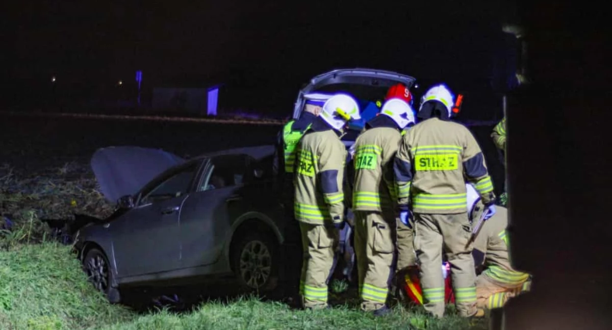 Kia wypadła z drogi w Bratowicach. Kierująca trafiła do szpitala