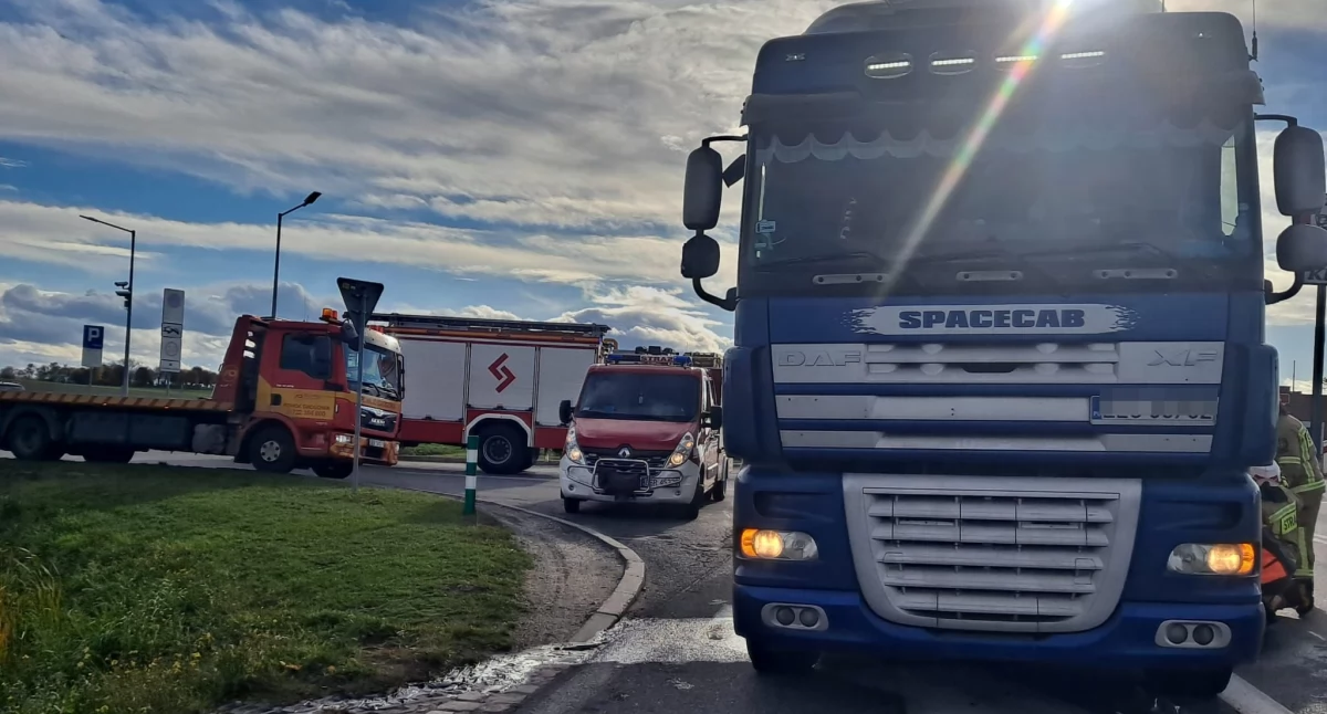 Kolizja busa z ciężarówką na DK5 w Wichrowie. Sprawca uciekł z miejsca zdarzenia