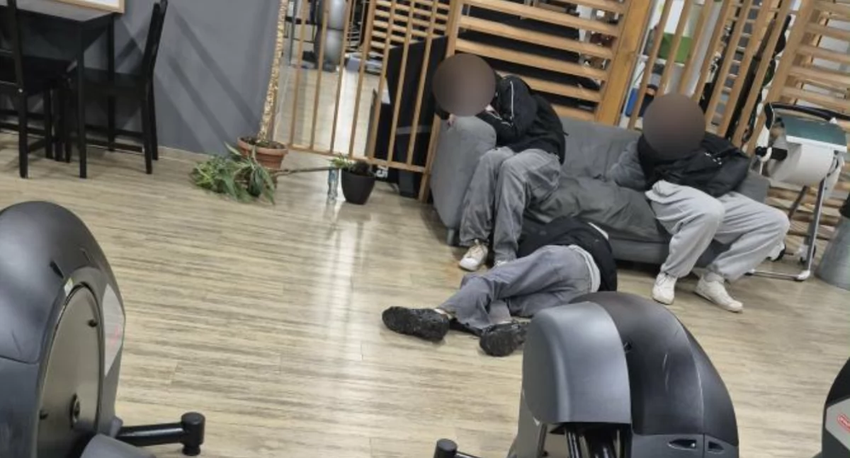 Libacja na siłowni w Jeleniej Górze. Nastolatkowie spali wśród wymiocin przy recepcji całodobowego klubu
