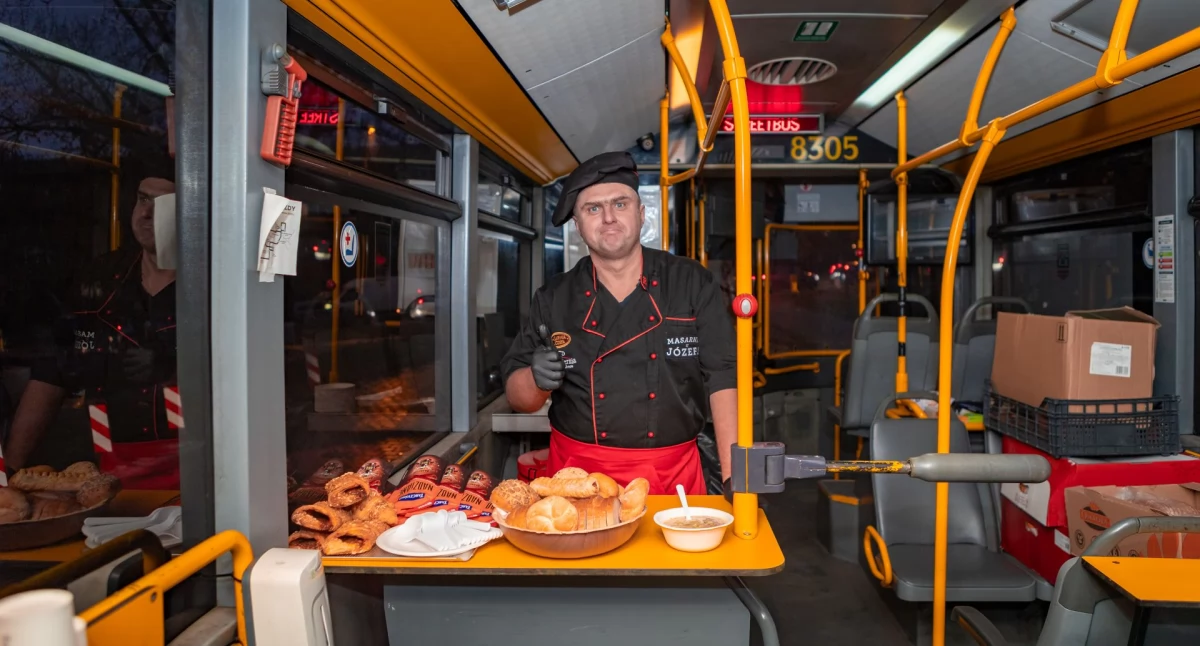 Miasto, Streetbus znów ulicach Wrocławia Mobilna pomoc osób kryzysie bezdomności - zdjęcie, fotografia