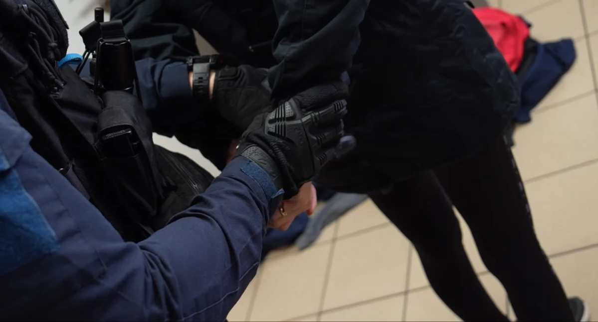 Zatrzymanie we Wrocławiu. 34-latek gwałcił i przetrzymywał kobietę. Pomagały mu żona i kochanka