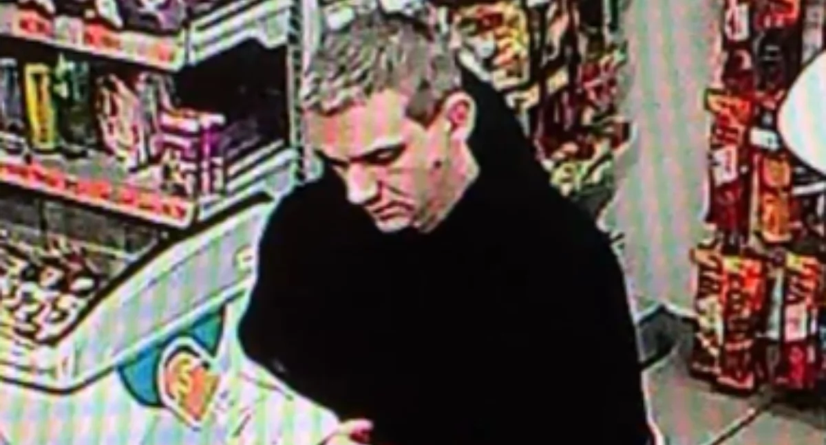 Brutalny atak w centrum Wrocławia. Policja poszukuje sprawcy. Pomóż go zatrzymać