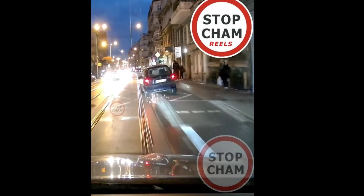 Niebezpieczny incydent na wrocławskiej ulicy. Samochód jechał pasem rowerowym i o mały włos nie zawisł na przystanku wiedeńskim