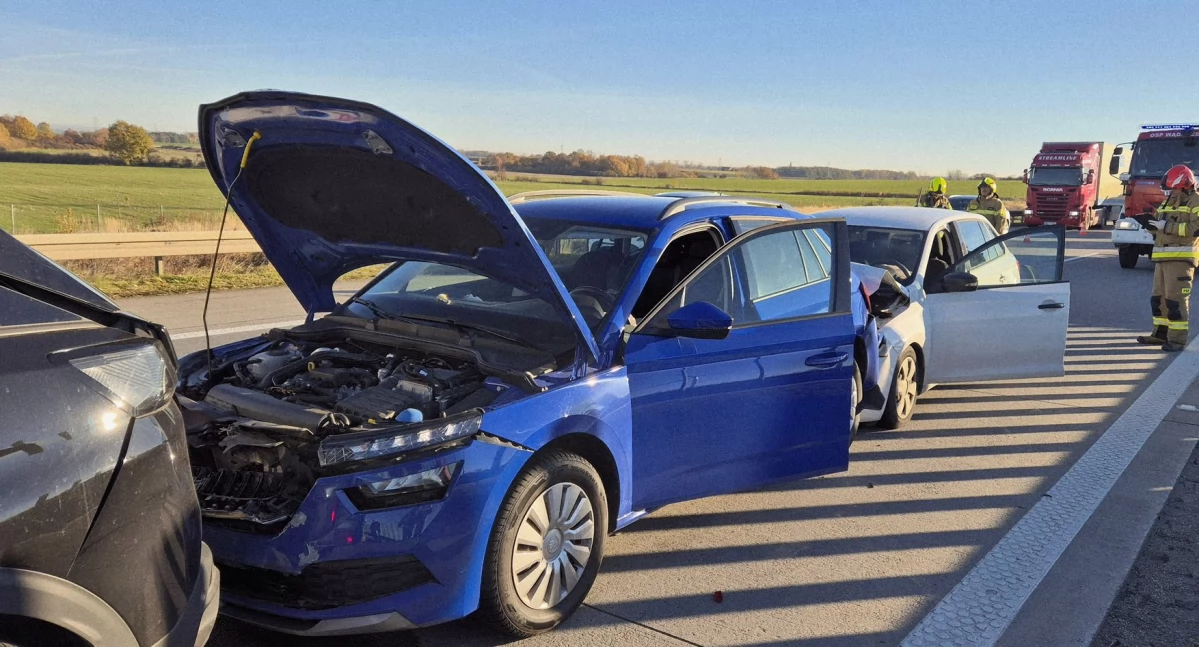 Wypadek na autostradzie A4. System eCall automatycznie powiadomił służby o zderzeniu czterech pojazdów