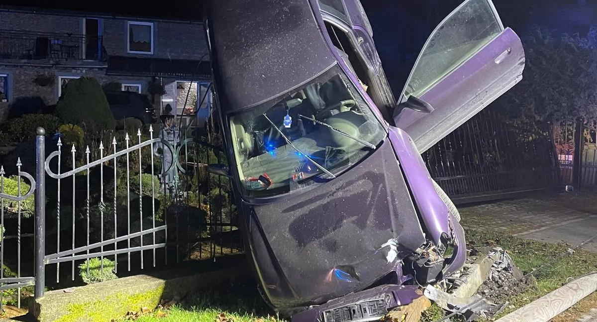 Cudem uniknęli tragedii. Auto zawisło na płocie w Ogorzelcu