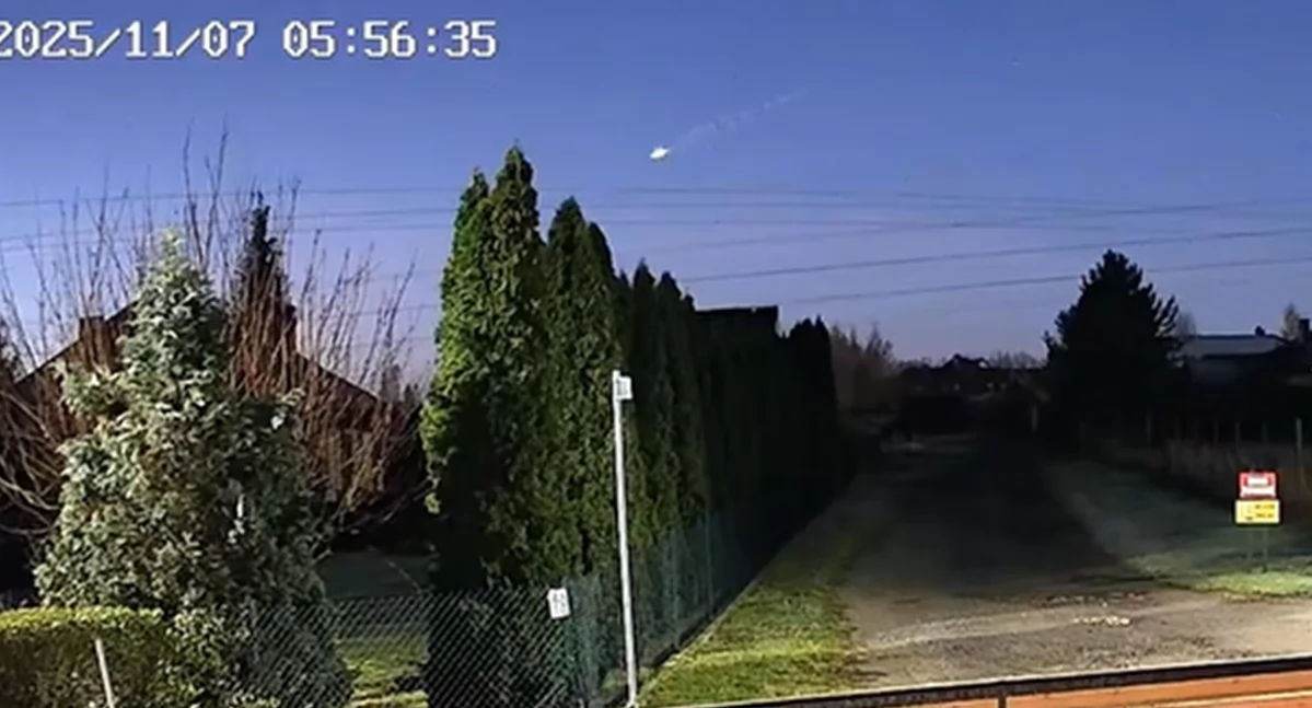 Tajemniczy obiekt na niebie sparaliżował służby. Nagranie z Lubina wyjaśnia zagadkę. Zobacz moment spadku płonącego obiektu