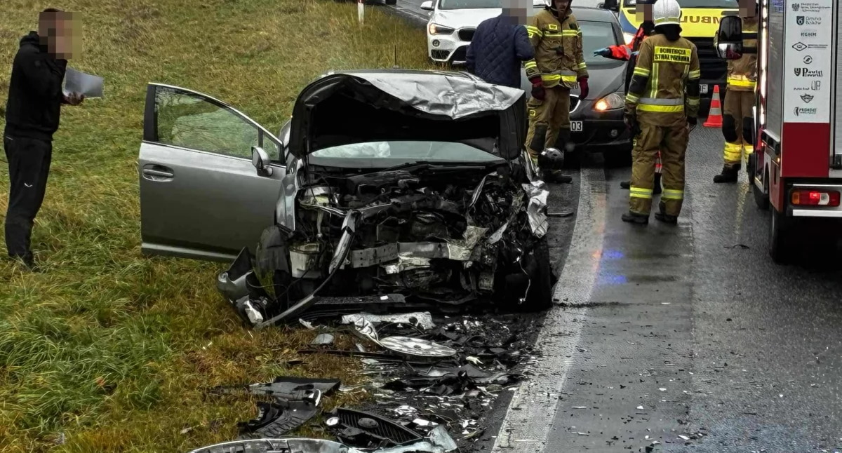 Groźny wypadek na DK5 w Mysłowie. Dwa rozbite auta i trzy osoby pod opieką ratowników medycznych