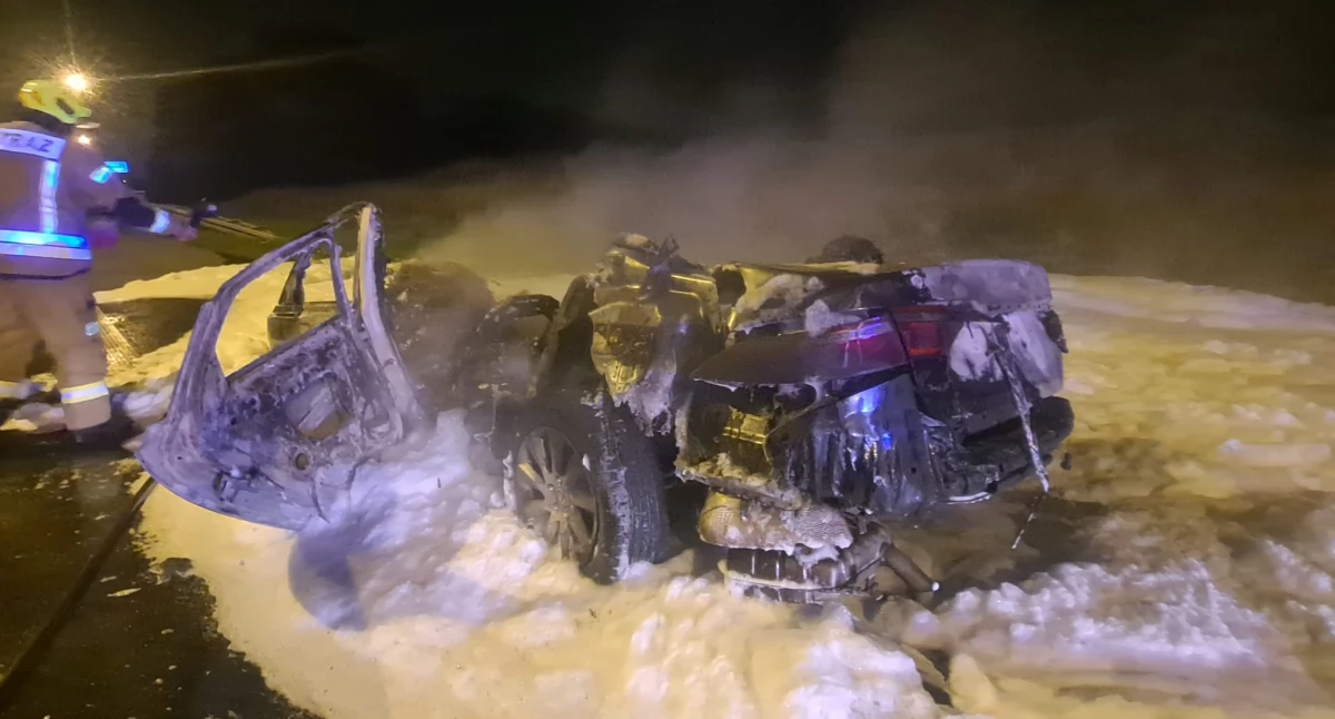 Pożar samochodu na A4 pod Wrocławiem. Pojazd spłonął doszczętnie. Uwaga na duże utrudnienia w ruchu