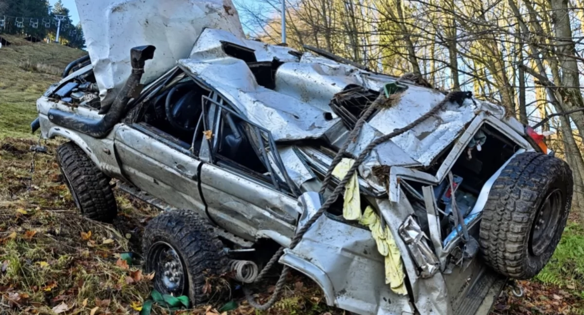Dramatyczny wypadek na Dzikowcu. Samochód terenowy spadł ze stoku narciarskiego. Trudna akcja ratowników