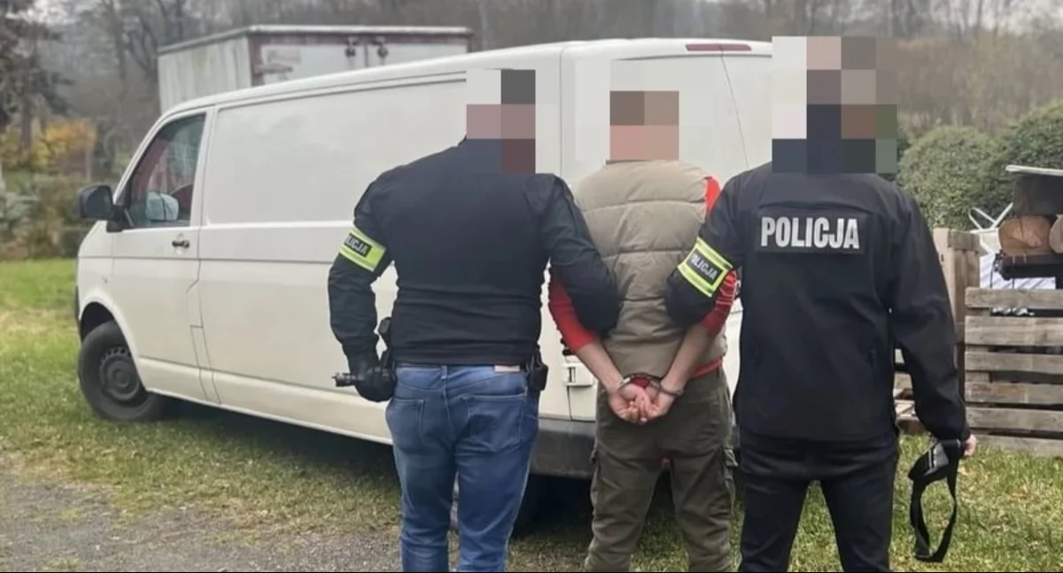 Ścięgny. Policja zatrzymała 30-latka, który próbował wciągnąć nastolatkę do busa