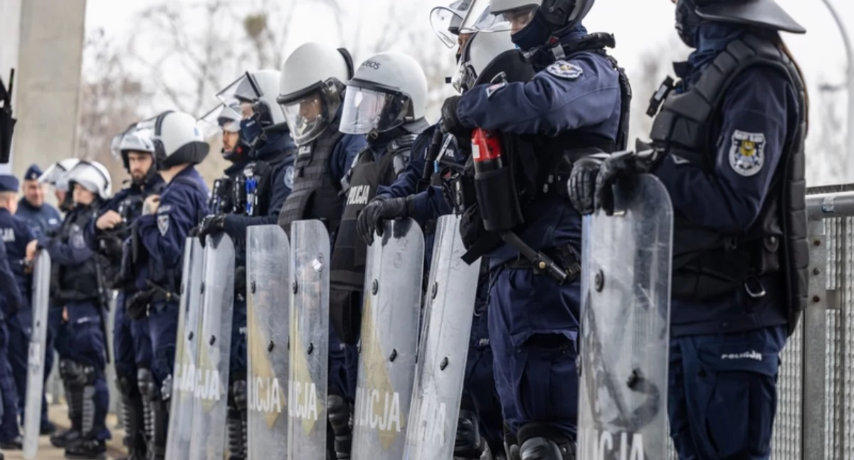 Interwencje, osób zatrzymanych posiadanie środków pirotechnicznych Podsumowanie zabezpieczenia meczu podwyższonego ryzyka Wrocławiu - zdjęcie, fotografia